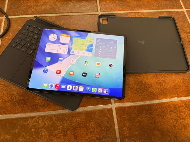iPad Pro 13 M4 batteria 100% Apple Care+, Logitech