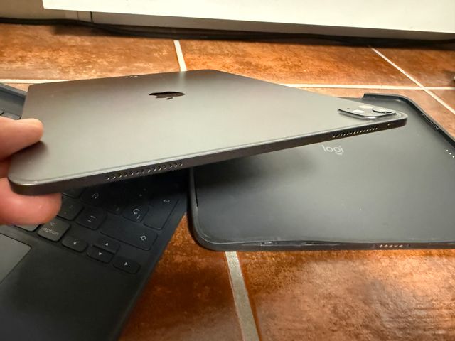 iPad Pro 13 M4 batteria 100% Apple Care+, Logitech