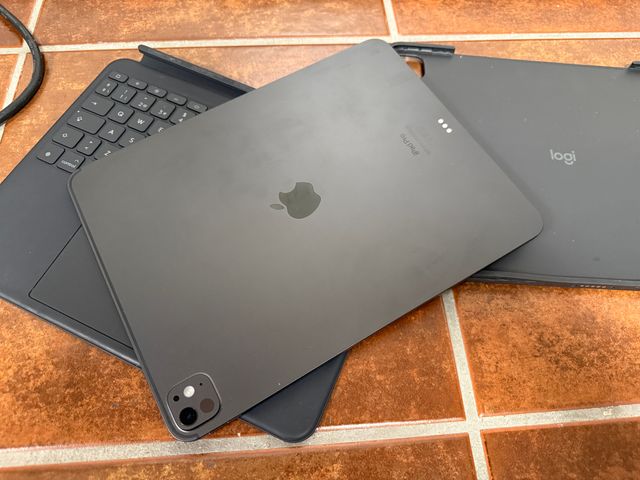 iPad Pro 13 M4 batteria 100% Apple Care+, Logitech