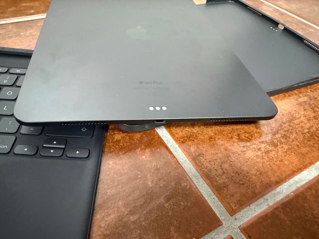 iPad Pro 13 M4 batteria 100% Apple Care+, Logitech