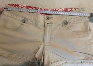 Pantalones cortos beige con rotos