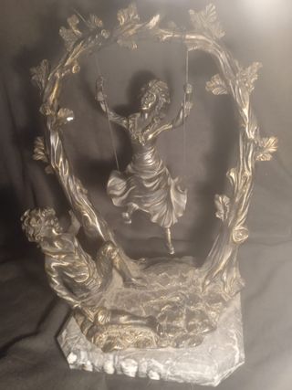 Escultura pareja columpio
