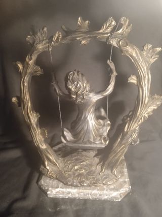 Escultura pareja columpio