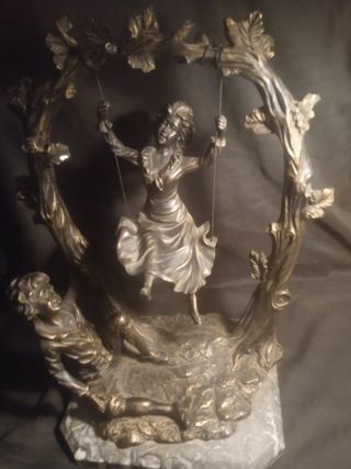 Escultura pareja columpio