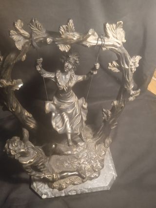 Escultura pareja columpio