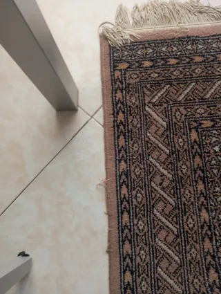 Alfombra beige y marrón con diseño