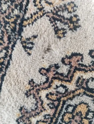 Alfombra beige y marrón con diseño