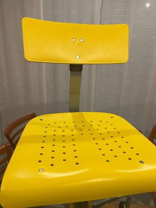 Silla de escritorio amarilla con ruedas