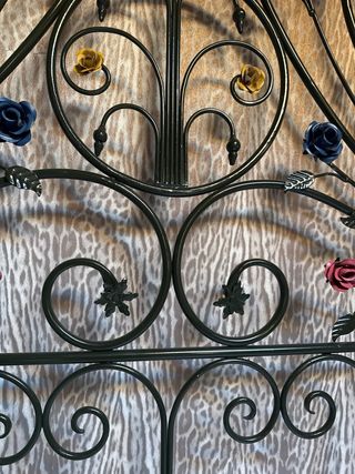 Cabecero de forja con flores