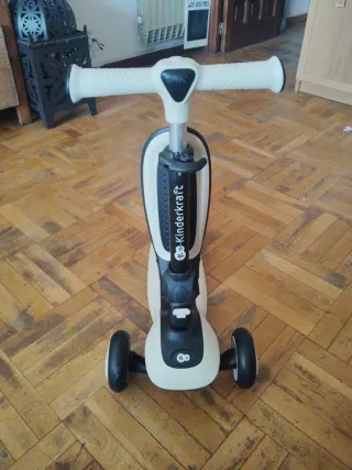 Patinete Kinderkraft  con luces de colores