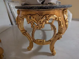 Mesa baja ovalada dorada y mármol