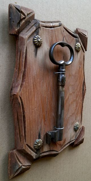Llave antigua siglo XIX sobre madera