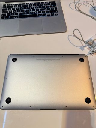 2 Macbook Air + 1 Cargador