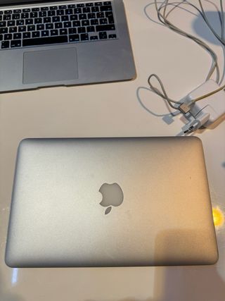 2 Macbook Air + 1 Cargador