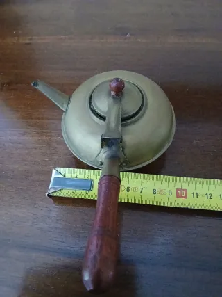 Piccola teiera antica in ottone