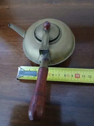 Piccola teiera antica in ottone