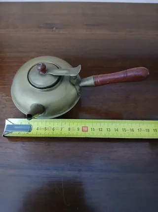 Piccola teiera antica in ottone