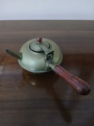 Piccola teiera antica in ottone