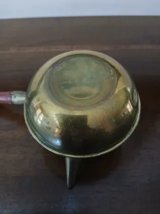 Piccola teiera antica in ottone