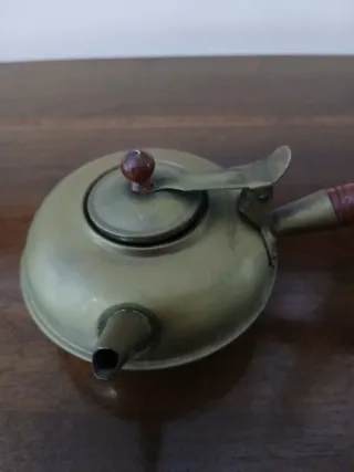 Piccola teiera antica in ottone