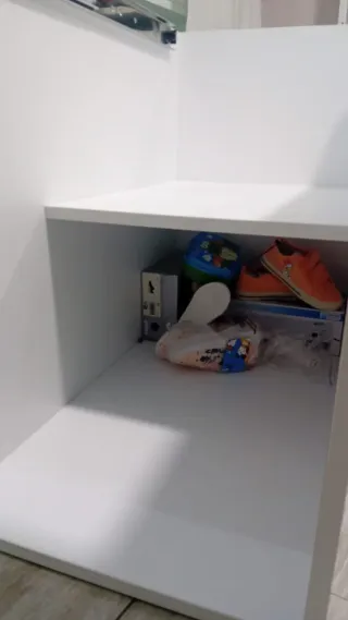 Escritorio extensible blanco y rosa