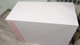 Escritorio extensible blanco y rosa