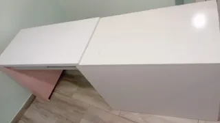 Escritorio extensible blanco y rosa