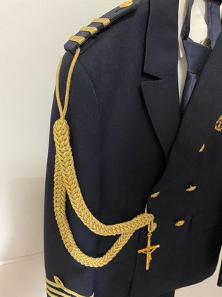 Traje de comunión azul marino con detalles dorados
