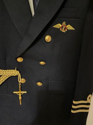 Traje de comunión azul marino con detalles dorados