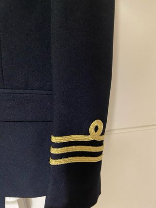 Traje de comunión azul marino con detalles dorados