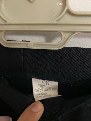 Traje de comunión azul marino con detalles dorados