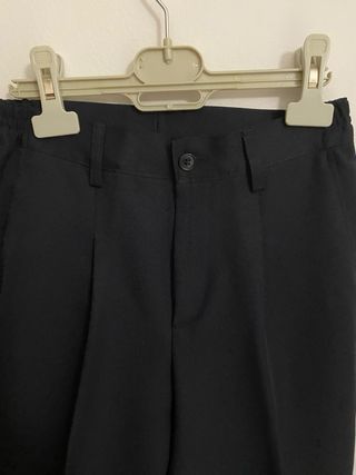 Traje de comunión azul marino con detalles dorados