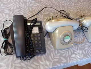 Teléfono antiguo beige y uno negro Alcatel.