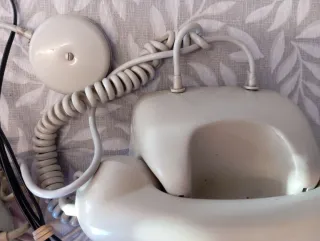 Teléfono antiguo beige y uno negro Alcatel.