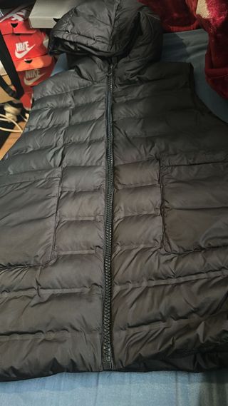 Chaleco acolchado negro con capucha