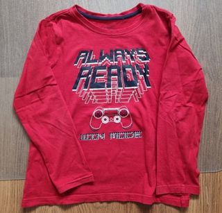 Camisetas negra y rojas de niño