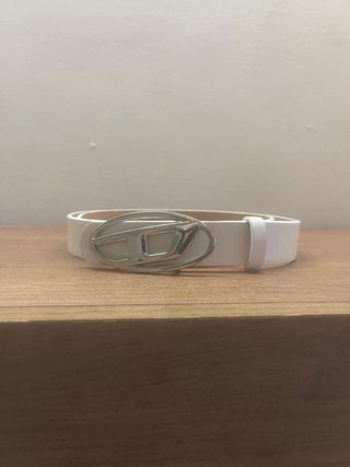 Cintura Diesel bianca con fibbia D d’argento