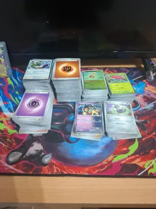 Lotto di 700 carte Pokémon varie