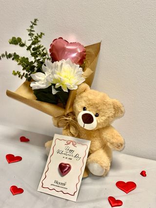 Peluche oso con ramo flores y globo corazón regalo