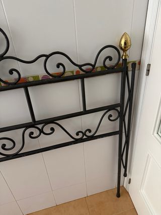 Cabecero de forja negro y dorado