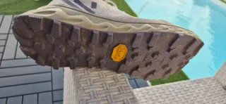 Zapatillas trail NNormal tomir 2 beige/marrón T43.