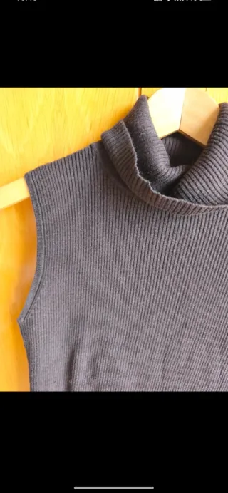 Jersey marrón cuello vuelto