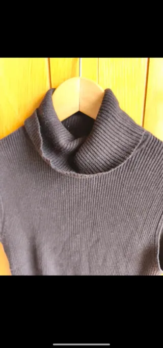 Jersey marrón cuello vuelto