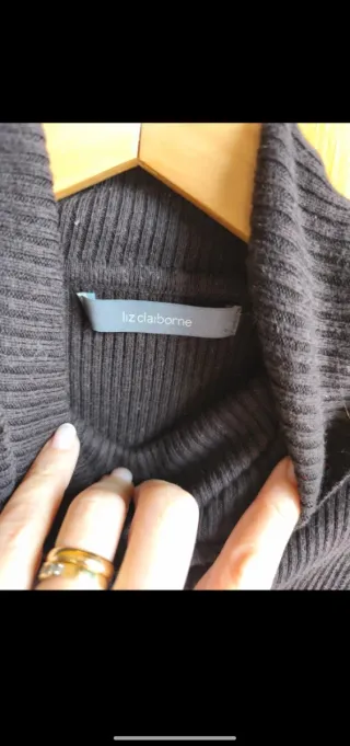 Jersey marrón cuello vuelto