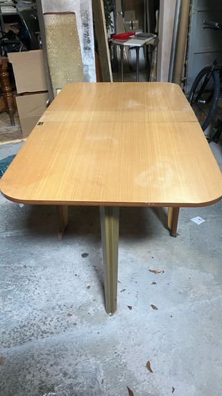 Mesa extensible de madera con ruedas