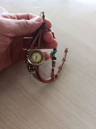 Reloj Artisan mujer cuero y detalles dorados