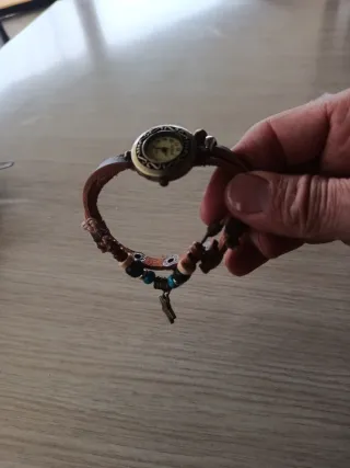 Reloj Artisan mujer cuero y detalles dorados