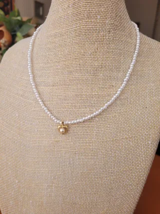 Collar de perlas con colgante de corazón