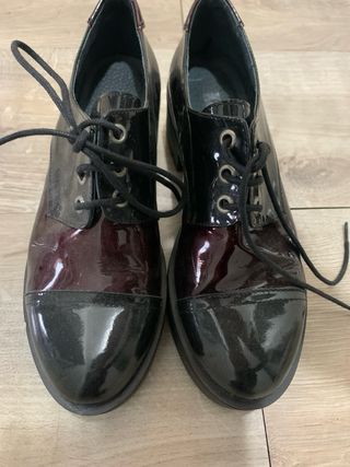 Zapatos charol negro y burdeos