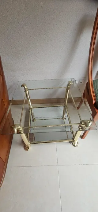 Mesa auxiliar cristal y metal dorado